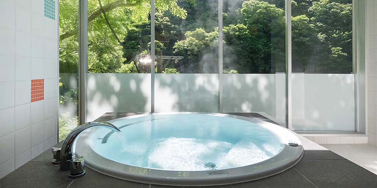 源泉かけ流しの眺望風呂